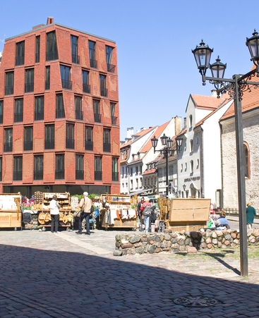Riga’nın eski kent merkezinde yeni bir tuğla (LV)