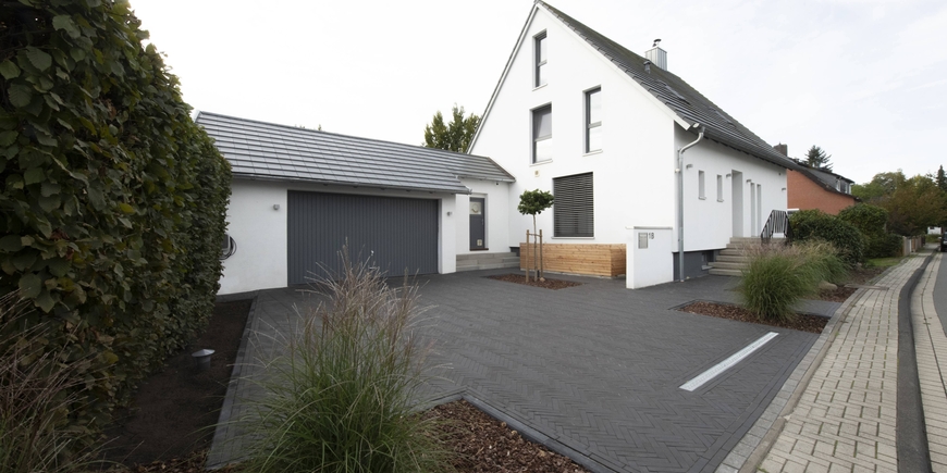 Black Milano O. Vandersanden garden pavers 
