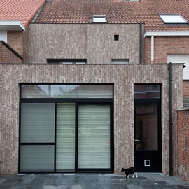 Vertically laid brick slips make rear façades appear wider (BE)