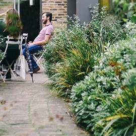 Inspiracje dla małego ogrodu z patio z klinkierową nawierzchnią ozdobną