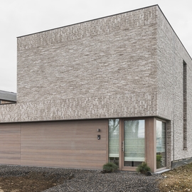 Modernes Wohnhaus mit geraden Linien (BE)