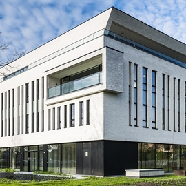 Kantoor Zebra (Hasselt) combineert E-Board® met prefabelementen en klassiek metselwerk