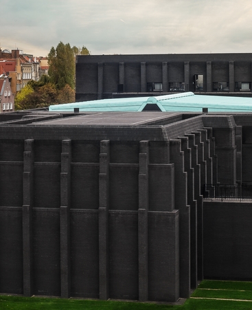 Интригующий облик здания театра благодаря черному облицовочному кирпичу 