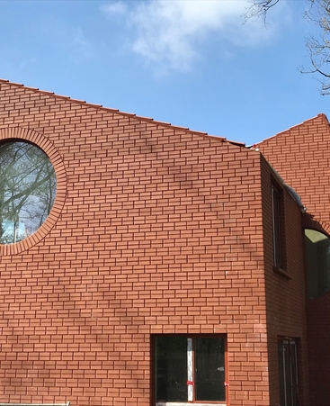 Das Gemeinschaftshaus (Schoten): Ikonische Monolithen mit roten Ziegeln