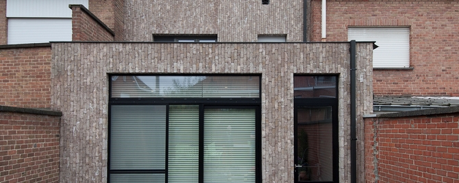 Vertically laid brick slips make rear façades appear wider (BE)