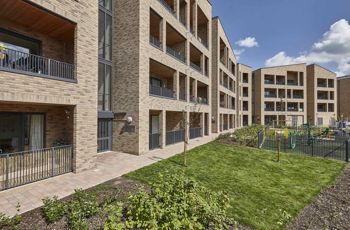 Gevelstenen Geel Corum Appartementen The Leys