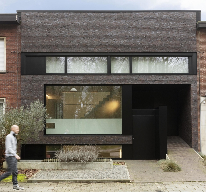 Gevelstenen Bruin Praag Impression Popp-Aert Architects