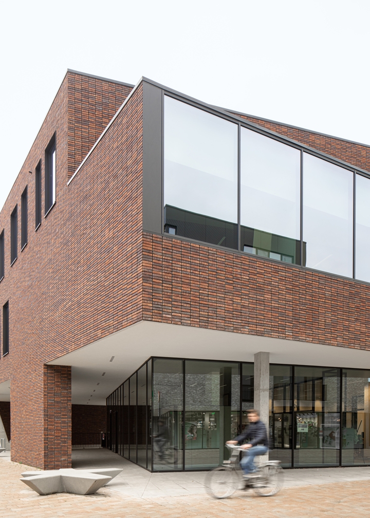 Gevelstenen Rood Billund kantoor