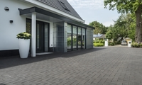 Zwarte gebakken klinkers Milano, oprit in Lunteren (Nederland)