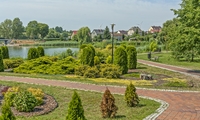 park w pełczycach wyłożony brukiem zittau w odcieniu czerwieni z niebieskimi akcentami