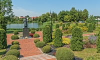 park w pełczycach wyłożony brukiem zittau w odcieniu czerwieni z niebieskimi akcentami