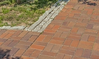 park w pełczycach wyłożony brukiem zittau w odcieniu czerwieni z niebieskimi akcentami