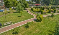park w pełczycach wyłożony brukiem zittau w odcieniu czerwieni z niebieskimi akcentami
