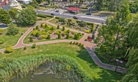 park w pełczycach wyłożony brukiem zittau w odcieniu czerwieni z niebieskimi akcentami