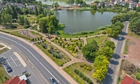 park w pełczycach wyłożony brukiem zittau w odcieniu czerwieni z niebieskimi akcentami