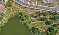 park w pełczycach wyłożony brukiem zittau w odcieniu czerwieni z niebieskimi akcentami