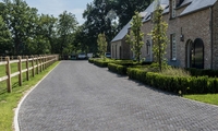 Tuin en oprit met Vandersanden kleiklinkers Carbona Antica DF60 in Boekelo (NL)